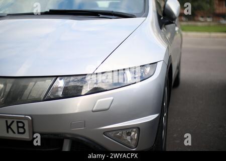 Kiew. Ukraine. März 2024. LED-Scheinwerfer vorn rechts, Honda Civic. LED-Scheinwerfer, graue Karosserie außen. Stockfoto