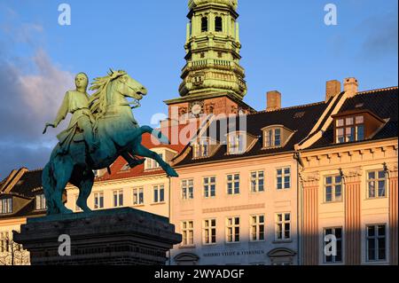 Kopenhagen, Dänemark - 27. Dezember 2019: Statue des Bischofs Absalon, eines dänischen Staatsmannes und Prälaten der katholischen Kirche in Kopenhagen Stockfoto