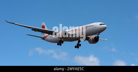 Teneriffa, Spanien, 31. März 2024. Airbus A330-941 Sunclass Airlines fliegt am blauen Himmel. Landet am Flughafen Teneriffa Stockfoto