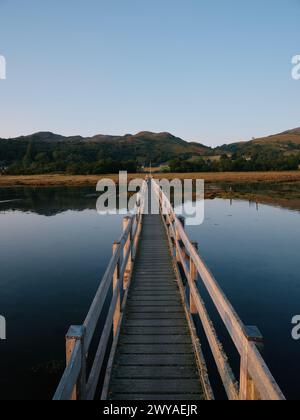 Die hölzerne Jubilee Bridge bei Portnacroish, Appin am Loch Linnhe, von wo aus Sie einen großartigen Blick auf die Castle Stalker und die Landschaft des Lochs haben Stockfoto