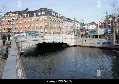 Kopenhagen, Dänemark /05 April 2024/Hojbro-Brücke direkt neben der Brücke befindet sich Hojbro plads in der Hauptstadt. (Photo.Francis Joseph Dean/Dean Pictures) Stockfoto