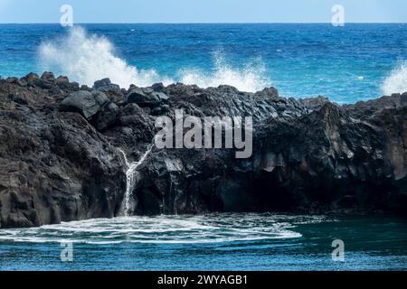 Lavasteine und Meerwasserpool in Seixal, Insel Madeira, Portugal Stockfoto