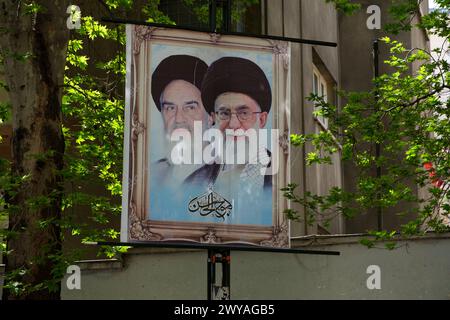 Ayatollahs Fotos hangen auf einem Regal. Der Gründer der Islamischen Republik Iran Ruhollah Khomeini auf der linken Seite und der derzeitige Führer Ali Khamenei auf der rechten Seite Stockfoto