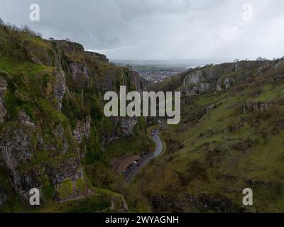 Die gewundene Straße schlängelt sich durch eine zerklüftete Klippenlandschaft unter einem stimmungsvollen Himmel Stockfoto