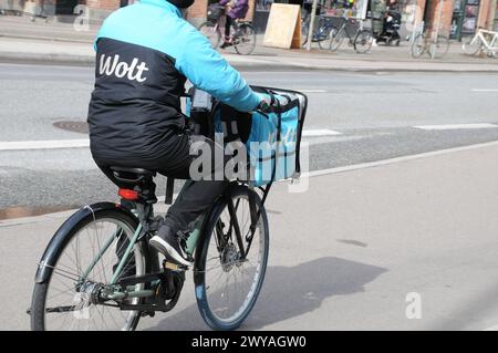 Kopenhagen, Dänemark /05 April 2024/. Wolt arbeitet mit Bikern und Geschäften in der dänischen Hauptstadt zusammen. Foto: Francis Joseph Dean/Dean Pictures Stockfoto