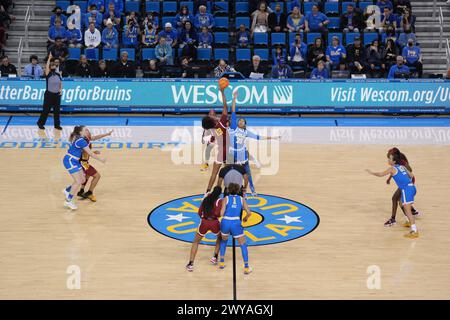 Ein allgemeiner Überblick über den Eröffnungstipoff eines NCAA College Frauen Basketballspiels zwischen dem südkalifornischen Trojaner Rayah Marshall (13) und der UCLA Bruins Garde Camryn Brown (35) am Sonntag, den 8. Januar 2023, in Los Angeles. UCLA besiegte den USC 61-60. Stockfoto