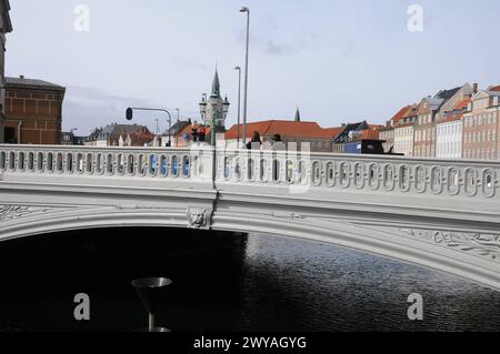 Kopenhagen, Dänemark /05 April 2024/Hojbro-Brücke direkt neben der Brücke befindet sich Hojbro plads in der Hauptstadt. Photo.Francis Joseph Dean/Dean Pictures Stockfoto