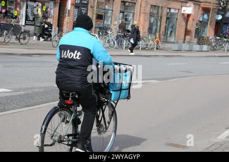 Kopenhagen, Dänemark /05 April 2024/. Wolt arbeitet mit Bikern und Geschäften in der dänischen Hauptstadt zusammen. Foto: Francis Joseph Dean/Dean Pictures Stockfoto