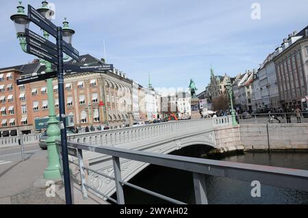 Kopenhagen, Dänemark /05 April 2024/Hojbro-Brücke direkt neben der Brücke befindet sich Hojbro plads in der Hauptstadt. Photo.Francis Joseph Dean/Dean Pictures Stockfoto