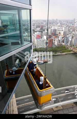 Gebäude Wartung Arbeiter, Asahi Bier Tower, Sumidagawa Fluss, Asakusa, Tokio, Japan. Stockfoto