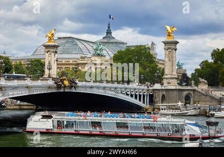 Pont Alexandre III, Touristenboot, Fluss Sena, Grand Palais, Paris, Frankreich. Stockfoto