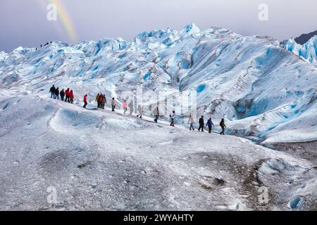 Mini-Trekking. Spazieren Sie auf dem Gletscher mit Steigeisen. Perito Moreno Gletscher. Nationalpark Los Glaciares. In Der Nähe Von El Calafate. Provinz Santa Cruz. Patagonien. Argentinien. Stockfoto