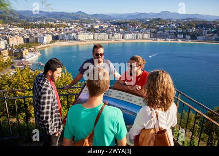 Gruppe von Touristen und Reiseleiter, die eine Tour durch die Stadt machen, klettern Sie zum Berg Urgull, La Concha Bay, Donostia, San Sebastian, Gipuzkoa, Baskenland, Spanien, Europa. Stockfoto