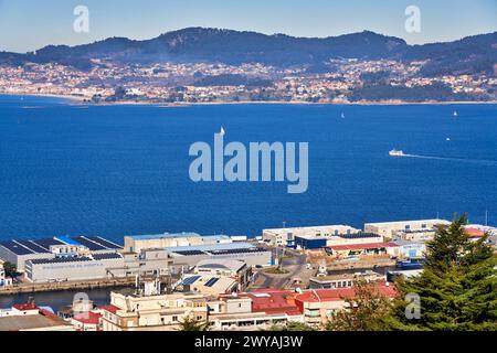 Puerto y Ria de Vigo, Vista desde Parque Monte do Castro, Al fondo Moaña, Comarca de Morrazo, Vigo, Pontevedra, Galicien, Spanien. Stockfoto