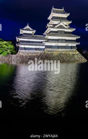 Altes Schloss Matsumoto bei Nacht mit Reflexion im Graben Stockfoto