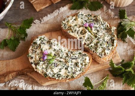 Sauerteigscheiben mit Brennnesselbutter auf einem Tisch Stockfoto
