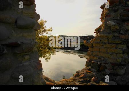 Blick von der Visconteo-Brücke in Borghetto auf den Fluss Mincio, Veneto, Italien Stockfoto