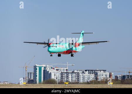 Windrose Airlines ATR-72-600 der ukrainischen Fluggesellschaft landet auf dem Flughafen Lemberg Stockfoto