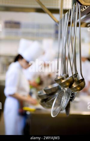 Kochtöpfe und Skimmer. Luis Irizar Kochschule. Donostia, Gipuzkoa, Baskenland, Spanien. Stockfoto