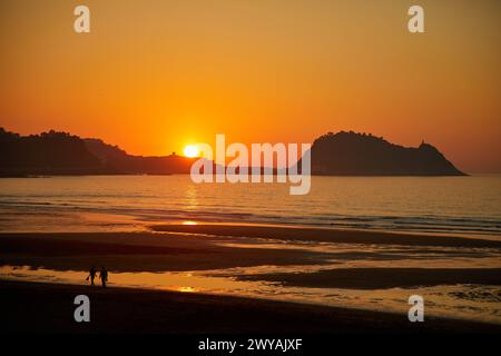 Sonnenuntergang vom Restaurant Karlos Arguiñano, Zarautz, Getaria im Hintergrund, Gipuzkoa, Baskenland, Europa. Stockfoto