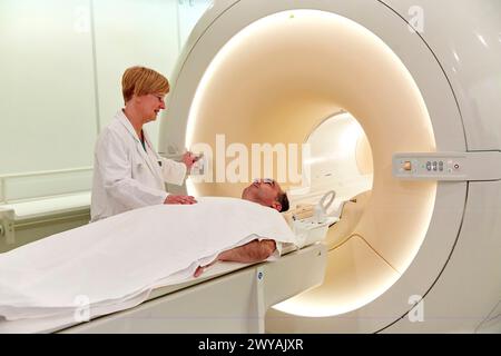 MRT-Scan, NMR (Nuclear Magnetic Resonance), medizinische Bildgebung für die Diagnose, Krankenhaus Donostia, San Sebastian, Gipuzkoa, Baskenland, Spanien. Stockfoto