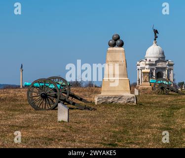 Eine Union Kanone und Monument auf der Hancock Avenue mit dem Pennsylvania Monument im Gettysburg National Military Park Stockfoto