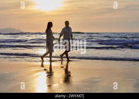 Paare laufen am Strand, Itzurun Beach, Zumaia, Gipuzkoa, Baskenland, Spanien, Europa. Stockfoto