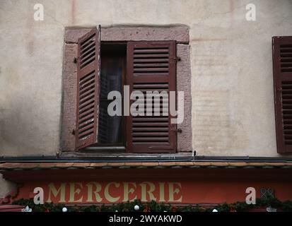 Malerischer Blick auf die Fassade eines Antiquitätengeschäfts mit einem auf Französisch geschriebenen Ladenschild in Ribeauvillé, Elsass Franc Stockfoto