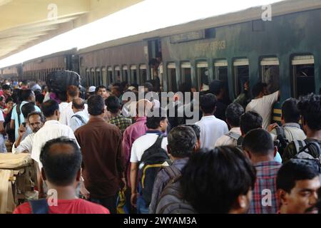 Dhaka. April 2024. Reisende werden am 4. April 2024 auf dem Bahnsteig eines Bahnhofs in Dhaka, Bangladesch, gesehen. Mit dem nahenden heiligen Eid al-Fitr sind viele Menschen mit dem Zug aus der Stadt Dhaka geflohen, um sich mit ihren Kätzchen und Verwandten in Dörfern für das Festival zu treffen. EID al-Fitr, eines der größten religiösen Feste in Bangladesch, wird am oder um den 11. April gefeiert, basierend auf der Sichtung des Neumondes. Quelle: Xinhua/Alamy Live News Stockfoto