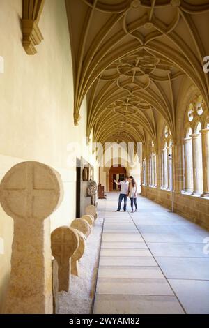 Grabstele im Kreuzgang des ehemaligen Dominikanerklosters (16. Jahrhundert), Museo San Telmo Museum, San Sebastian, Gipuzkoa, Baskenland, Spanien. Stockfoto