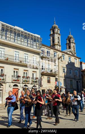 Gruppe von Pipern, Praza da Pedra, Concatedral de Santa María, Vigo, Pontevedra, Galicien, Spanien. Stockfoto