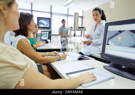 Schulungsraum. Professor, der einen Kurs in Maßmesssoftware gibt. Innovative Metrologie angewendet. Sariki Metrologie. Elgoibar. Gipuzkoa. Baskenland. Spanien. Stockfoto