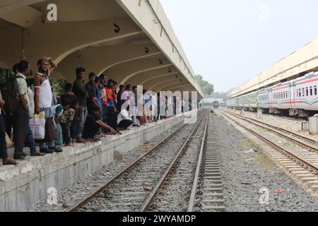 Dhaka. April 2024. Reisende warten am Bahnsteig eines Bahnhofs in Dhaka, Bangladesch, 4. April 2024 auf den Zug. Mit dem nahenden heiligen Eid al-Fitr sind viele Menschen mit dem Zug aus der Stadt Dhaka geflohen, um sich mit ihren Kätzchen und Verwandten in Dörfern für das Festival zu treffen. EID al-Fitr, eines der größten religiösen Feste in Bangladesch, wird am oder um den 11. April gefeiert, basierend auf der Sichtung des Neumondes. Quelle: Xinhua/Alamy Live News Stockfoto