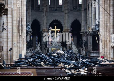 Dateifoto - Ein Foto vom 16. April 2019 zeigt den Altar, der von verkohlten Trümmern umgeben ist, in der Kathedrale Notre-Dame in Paris nach einem Brand, der die Kathedrale verwüstete. Französische Ermittler, die die verheerende Flamme in der Kathedrale Notre-Dame am 15. April 2019 erforschten, befragten Arbeiter, die das Denkmal am 16. April renovierten, da Hunderte Millionen Euro für die Restaurierung des historischen Meisterwerks zugesagt wurden. Als die Feuerwehrleute die letzte glühende Glut auslösten, traten zahlreiche französische Milliardäre und Unternehmen mit Bargeldangeboten im Wert von rund 600 Millionen Euro (6 US-Dollar) auf Stockfoto