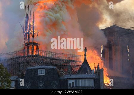 Dateifoto - Rauch und Flammen steigen während eines Brandes an der Kathedrale Notre-Dame im Zentrum von Paris am 15. April 2019 auf, möglicherweise mit Renovierungsarbeiten am Standort verbunden, teilte die Feuerwehr mit. - Am 15. April 2019 brach ein Feuer auf dem Dachboden von Notre-Dame de Paris aus, einer mittelalterlichen katholischen Kathedrale in Paris, Frankreich. Als das Feuer gelöscht wurde, war dieser Turm eingestürzt und der größte Teil des Daches war zerstört worden. Fünf Jahre nach dem Brand soll die Kathedrale im Dezember 2024 wieder eröffnet werden. Foto: ABACAPRESS.COM Stockfoto