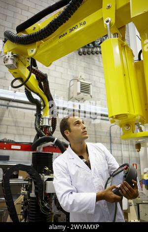 Forscher, der an einem tragbaren Roboter von Roptalmu arbeitet, um Löcher in Flugzeugkomponenten zu bohren, Fatronik-Tecnalia, Forschungs- und Technologiezentrum, Donostia, Baskenland, Spanien. Stockfoto