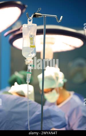 Hüftgelenksersatzchirurgie, Orthopädie und Unfallchirurgie, Chirurg, Operationssaal, Donostia Hospital, San Sebastian, Donostia, Gipuzkoa, Baskenland, Spanien. Stockfoto