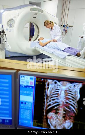 CAT-Scan (Computer-Axial-Tomographie), Radiologie, medizinische Bildgebung für die Diagnose. Krankenhaus Policlinica Gipuzkoa, San Sebastian, Donostia, Euskadi, Spanien. Stockfoto