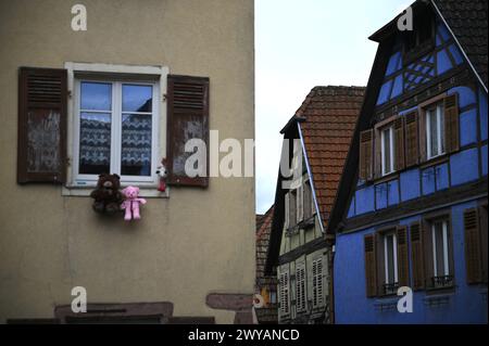 Malerischer Blick auf die traditionellen elsässischen Fachwerkhäuser in der Grand’ Rue, der Hauptstraße von Ribeauvillé im Elsass, Frankreich. Stockfoto
