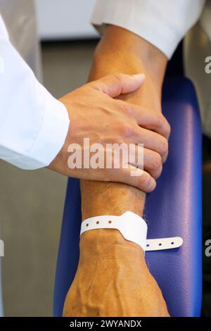 Armband, Arzt mit Patient, Onkologikoa Krankenhaus, Onkologikoa Institut, Fallzentrum für Prävention, Diagnose und Behandlung von Krebs, Donostia, San Sebastian, Gipuzkoa, Baskenland, Spanien. Stockfoto