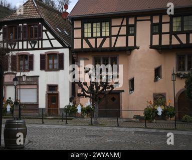 Malerischer Blick auf die traditionellen elsässischen Fachwerkhäuser in der Grand’ Rue, der Hauptstraße von Ribeauvillé im Elsass, Frankreich. Stockfoto