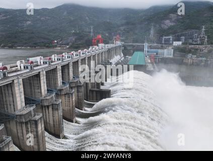 Fuzhou. April 2024. Eine Luftdrohne, die am 5. April 2024 aufgenommen wurde, zeigt, wie das Wasserkraftwerk Shuikou seine Schleusen für die Wasserableitung öffnet, weil die jüngsten Regenfälle am Oberlauf des Minjiang-Flusses in der südöstlichen Provinz Fujian stattgefunden haben. Quelle: Lin Shanchuan/Xinhua/Alamy Live News Stockfoto