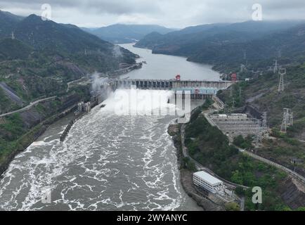 Fuzhou. April 2024. Eine Luftdrohne, die am 5. April 2024 aufgenommen wurde, zeigt, wie das Wasserkraftwerk Shuikou seine Schleusen für die Wasserableitung öffnet, weil die jüngsten Regenfälle am Oberlauf des Minjiang-Flusses in der südöstlichen Provinz Fujian stattgefunden haben. Quelle: Lin Shanchuan/Xinhua/Alamy Live News Stockfoto