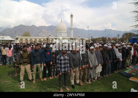 Srinagar, Indien. April 2024. Jumat-ul-Vida, der letzte Freitag des heiligen Monats Ramzan, wird heute in Jammu und Kaschmir mit religiösem Eifer und Fröhlichkeit begangen. Tausende von Gläubigen bieten Jumat-ul-Vida-Gebete in Dargah Hazratbal in Srinagar an. (Foto: Nisar UL Haq/Pacific Press) Credit: Pacific Press Media Production Corp./Alamy Live News Stockfoto