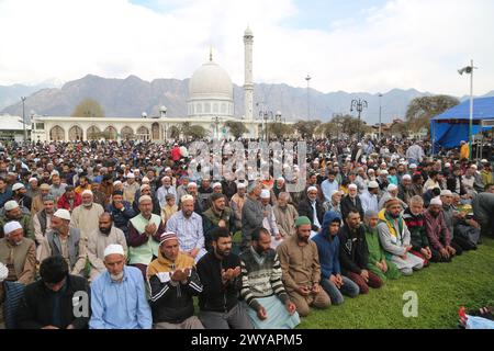 Srinagar, Indien. April 2024. Jumat-ul-Vida, der letzte Freitag des heiligen Monats Ramzan, wird heute in Jammu und Kaschmir mit religiösem Eifer und Fröhlichkeit begangen. Tausende von Gläubigen bieten Jumat-ul-Vida-Gebete in Dargah Hazratbal in Srinagar an. (Foto: Nisar UL Haq/Pacific Press) Credit: Pacific Press Media Production Corp./Alamy Live News Stockfoto