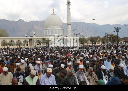 Srinagar, Indien. April 2024. Jumat-ul-Vida, der letzte Freitag des heiligen Monats Ramzan, wird heute in Jammu und Kaschmir mit religiösem Eifer und Fröhlichkeit begangen. Tausende von Gläubigen bieten Jumat-ul-Vida-Gebete in Dargah Hazratbal in Srinagar an. (Foto: Nisar UL Haq/Pacific Press) Credit: Pacific Press Media Production Corp./Alamy Live News Stockfoto