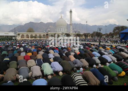 Srinagar, Indien. April 2024. Jumat-ul-Vida, der letzte Freitag des heiligen Monats Ramzan, wird heute in Jammu und Kaschmir mit religiösem Eifer und Fröhlichkeit begangen. Tausende von Gläubigen bieten Jumat-ul-Vida-Gebete in Dargah Hazratbal in Srinagar an. (Foto: Nisar UL Haq/Pacific Press) Credit: Pacific Press Media Production Corp./Alamy Live News Stockfoto