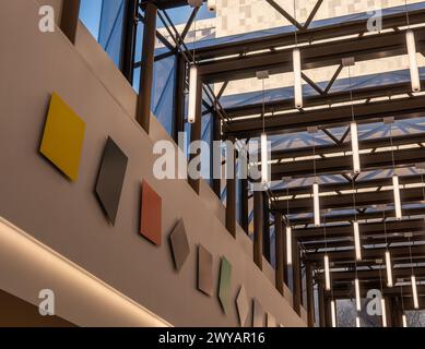 ROCHESTER, MN – 14. Dezember 2023: Blick auf den Wartebereich im Hilton Building auf dem Mayo Campus, mit einer Glasdecke, durch die die Mayo BU hindurchgeht Stockfoto