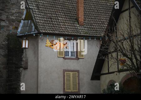 Malerischer Blick auf die traditionellen elsässischen Fachwerkhäuser in der Grand’ Rue, der Hauptstraße von Ribeauvillé im Elsass, Frankreich. Stockfoto