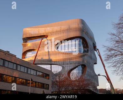 ROCHESTER, MN – 14. Dezember 2023: Das neue Kellen-Gebäude auf dem Mayo Campus in Minnesota hat ein eigenständiges Raumzeitdesign. Gesehen am Morgen li Stockfoto